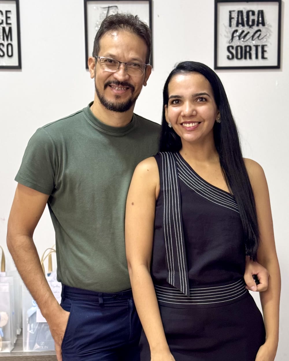 Marcos Dany Magalhães, terapeuta de casais, ao lado da esposa